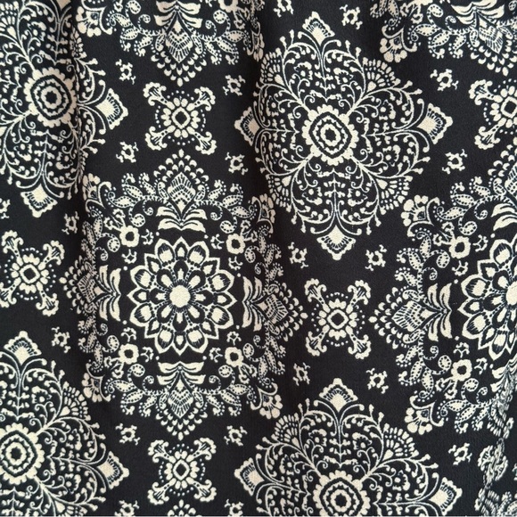 Iz Byer Navy and Cream Patterned Cold shoulder summer Blouse size L polyester - Picture 6 of 12